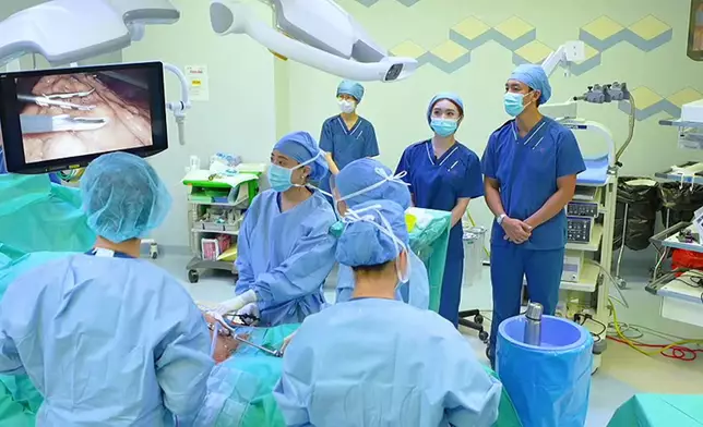 趙偉仁教授帶譚俊彥及梁凱晴入手術室，直擊腹腔鏡部分胃切除術連淋巴切除術過程。