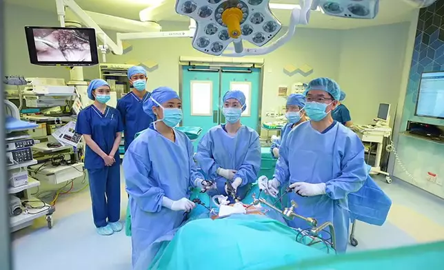 趙偉仁教授帶譚俊彥及梁凱晴入手術室，直擊腹腔鏡部分胃切除術連淋巴切除術過程。