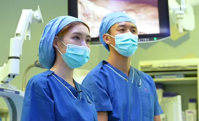 趙偉仁教授帶譚俊彥及梁凱晴入手術室，直擊腹腔鏡部分胃切除術連淋巴切除術過程。