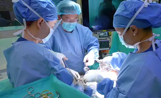 趙偉仁教授帶譚俊彥及梁凱晴入手術室，直擊腹腔鏡部分胃切除術連淋巴切除術過程。