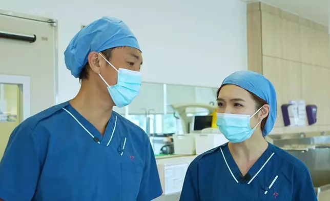 趙偉仁教授帶譚俊彥及梁凱晴入手術室，直擊腹腔鏡部分胃切除術連淋巴切除術過程。