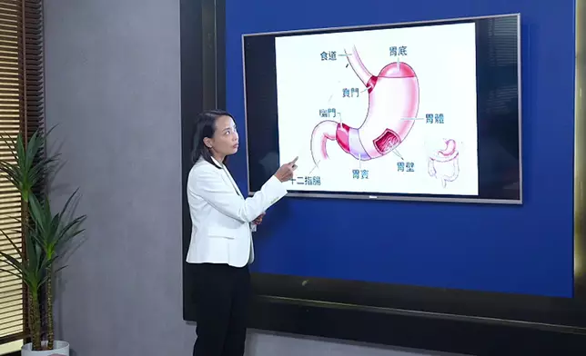 佢哋集集都好認真拆解。