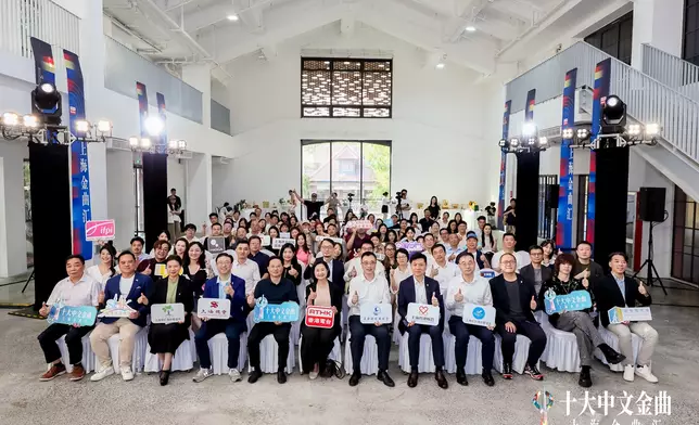 曾比特日前獲邀出席香港電台於上海舉辦的「十大中文金曲—上海金曲匯」活動。