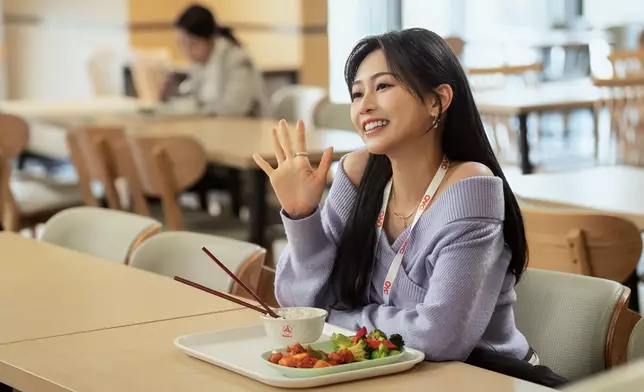郭柏妍示範一秒變臉的演技。
