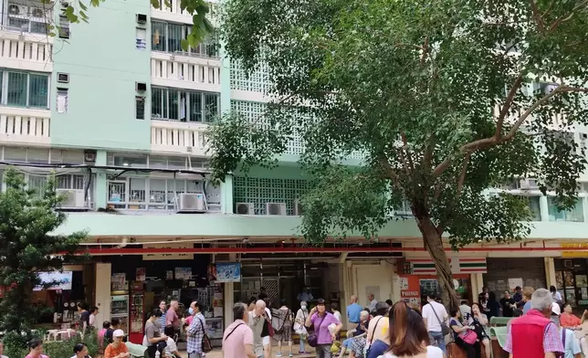 順天邨天瑤樓火警，居民疏散到地下。詹寶瑜FB