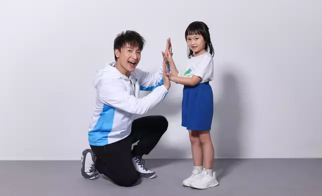 小方接受小朋友訪問。
