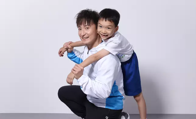 小方接受小朋友訪問。