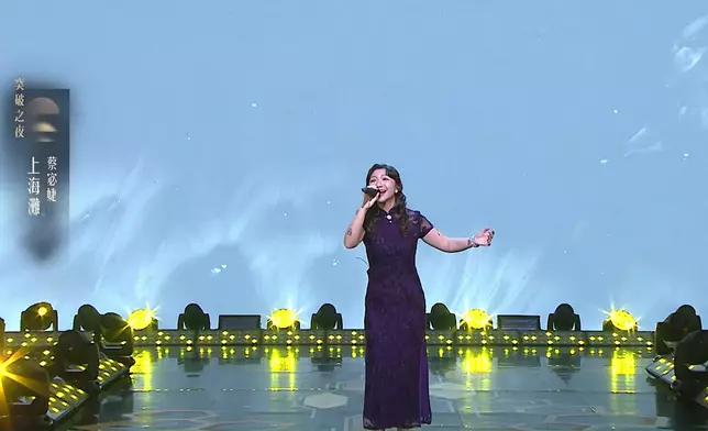 宓婕穿旗袍唱《上海灘》。