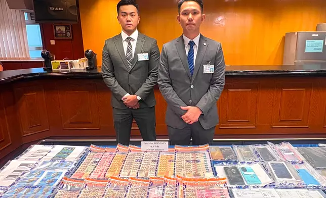 深水埗警區刑事總督察黃泳洪（右）向傳媒簡報案情。