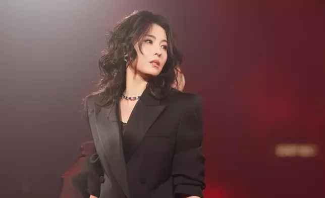 張柏芝佩戴3000萬珠寶登上紅館撐李昊。