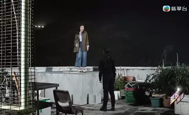 娛樂新聞台去咗現場探班，見證阿Moon同Roxanne真係企喺天台度拍攝冇花冇假。