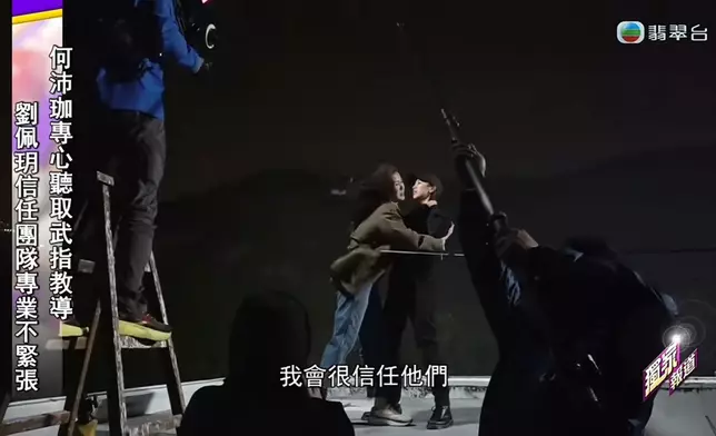 娛樂新聞台去咗現場探班，見證阿Moon同Roxanne真係企喺天台度拍攝冇花冇假。