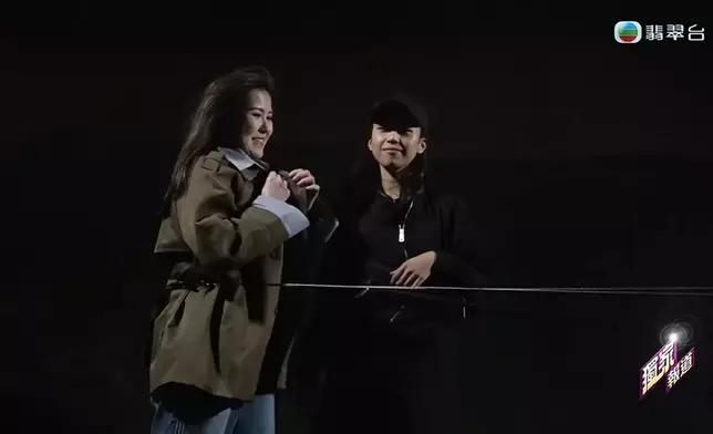 娛樂新聞台去咗現場探班，見證阿Moon同Roxanne真係企喺天台度拍攝冇花冇假。