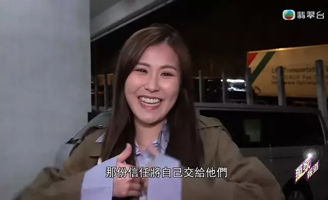 娛樂新聞台去咗現場探班，見證阿Moon同Roxanne真係企喺天台度拍攝冇花冇假。