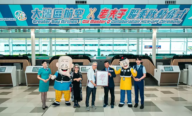 老夫子作者王澤（中）及老夫子哈媒體股份有限公司董事長邱秀堂（左三）將親筆畫作致送給大灣區航空主席黃楚標先生（右三）。