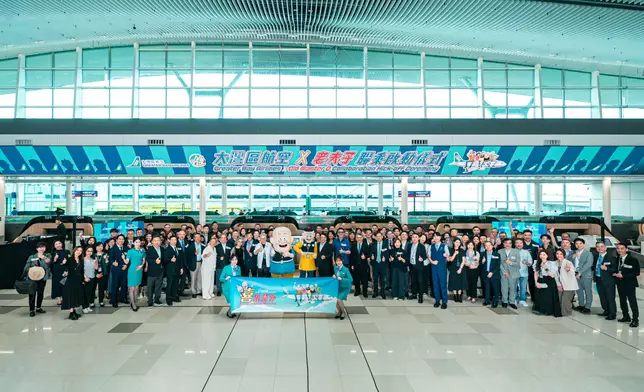 全體嘉賓於「大灣區航空 X 老夫子聯乘啟動儀式」上合照。