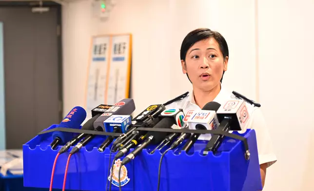 警方北角分區指揮官馬綺玲簡報案情。