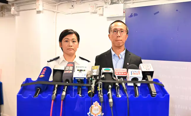警方北角分區指揮官馬綺玲（左）及衞生署高級牙科醫生（牙科規管及執法）畢羽田向傳媒報告案情。