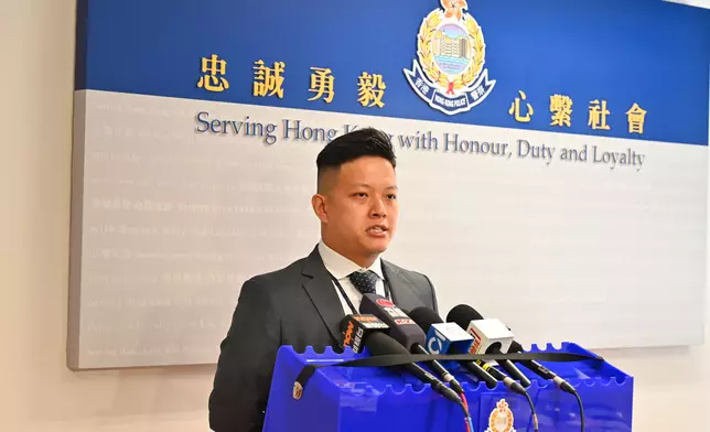秀茂坪警區刑事調查隊高級督察馬穎培向傳媒簡報案情。