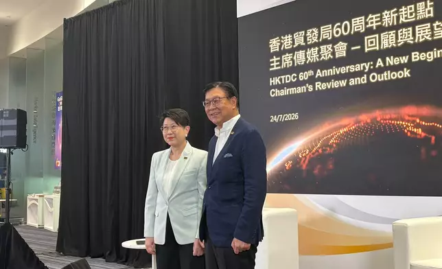 貿發局主席馬時亨（右）和總裁張淑芬（左）在貿發局中小企業服務中心和傳媒會面。巴士的報記者攝