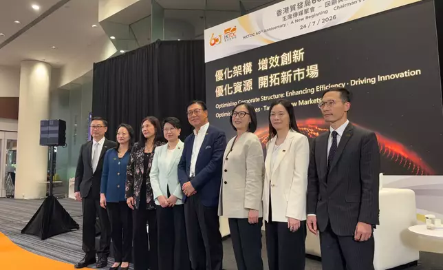 貿發局主席馬時亨（右四）和總裁張淑芬（左二）與貿發局一眾新任副總裁合影。巴士的報記者攝