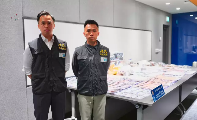 東九龍總區反三合會行動組總督察文卓禧（左）及第一隊高級督察黃煜程（右）向傳媒展示證物。