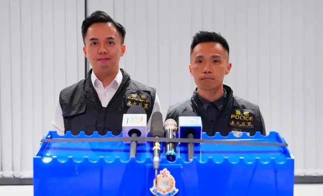 東九龍總區反三合會行動組總督察文卓禧（左）及第一隊高級督察黃煜程（右）向傳媒簡報案情。