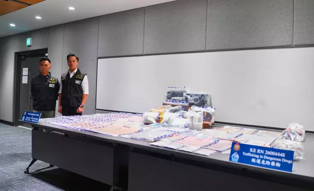東九龍總區反三合會行動組總督察文卓禧（右）及第一隊高級督察黃煜程（左）向傳媒展示證物。