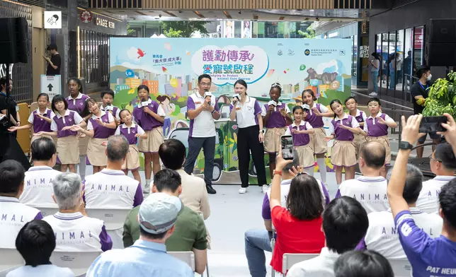 「動物守護·社區大使」計劃秘書處與八鄉中心小學學生一同演唱計劃主題曲守護之歌《Love Me As I Do》。