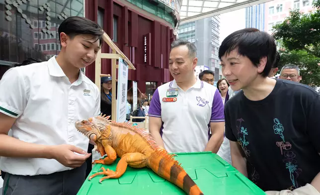 「寵愛閣」學校學生向嘉賓講解照顧動物的心得。