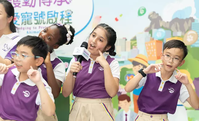八鄉中心小學學生演唱計劃主題曲守護之歌《Love Me As I Do》。