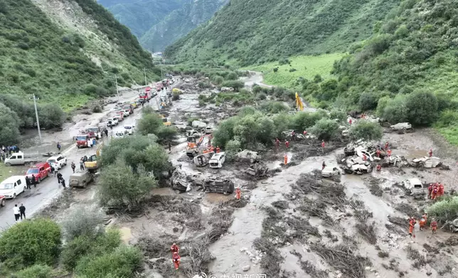 甘肅定西市渭源縣大雨引發山洪。央視微博圖片