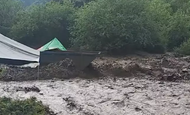 甘肅定西市渭源縣大雨引發山洪。央視微博圖片