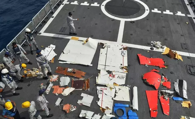 巴基斯坦海軍人員在海軍艦艇上檢查K2航空公司貨機殘骸，殘骸在卡拉奇以西約360公里奧馬拉鎮附近深海打撈上岸。攝於2026年7月8日周三。(巴基斯坦海軍圖片/美聯社) AP圖片