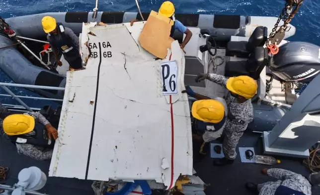 巴基斯坦海軍人員將K2航空公司貨機殘骸移至海軍艦艇上，殘骸在卡拉奇以西約360公里奧馬拉鎮附近深海打撈上岸。攝於2026年7月8日周三。(巴基斯坦海軍圖片/美聯社) AP圖片