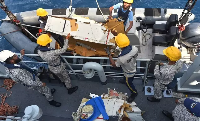 巴基斯坦海軍人員將K2航空公司貨機殘骸移至海軍艦艇上，殘骸在卡拉奇以西約360公里奧馬拉鎮附近深海打撈上岸。攝於2026年7月8日周三。(巴基斯坦海軍圖片/美聯社) AP圖片