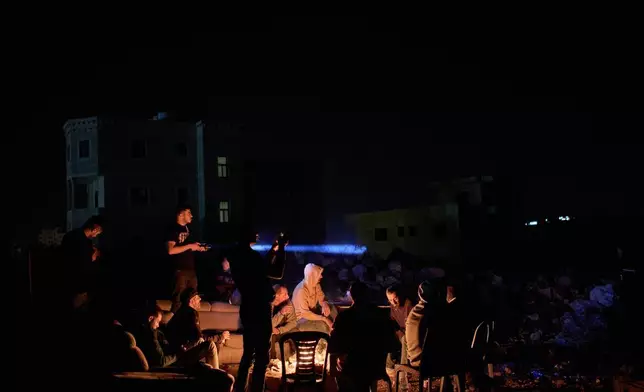一名巴勒斯坦人發現山上有以色列定居者後使用電筒，他與其他志願者一同參與夜間巡邏，以防範定居者襲擊約旦河西岸辛吉爾村莊。2026年7月16日周四。(美聯社圖片/Leo Correa) AP圖片