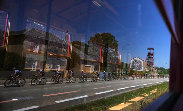 2026年7月23日周四，環法單車賽第十八賽段，車手在法國沃龍起步，於奧爾謝爾梅爾萊特衝線，車手們的身影倒映在窗戶上。(美聯社圖片/Thibault Camus) AP圖片