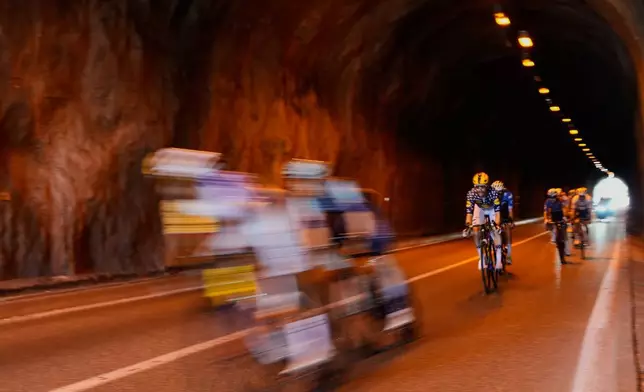2026年7月22日周三，環法單車賽第十七賽段，起點為法國尚貝里，終點為沃龍。車手在隧道內踩踏。(美聯社圖片/Mosa'ab Elshamy) AP圖片