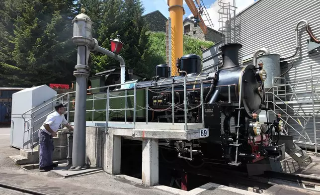 2026年6月26日周五，瑞士雷亞爾普的DFB（富爾卡高山鐵路）車廠，志願火車司機伯恩哈德朗準備一輛蒸汽機車。(美聯社圖片/Niccolo Lupone) AP圖片