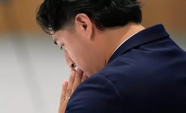 羅納爾多·薩爾加多周五（2026年7月24日）在休斯敦一個監督論壇上，就其父親洛倫佐·薩爾加多·阿拉烏霍遭移民及海關執法局人員槍殺一事發言。(美聯社圖片/Ashley Landis) AP圖片