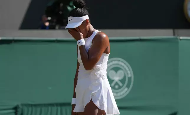 日本球手大阪直美在倫敦舉行的溫布頓網球錦標賽女子單打八強賽中，對陣捷克球手卡羅琳娜·穆霍娃時失分後作出反應。攝於2026年7月7日周二。(美聯社圖片/Kin Cheung) AP圖片