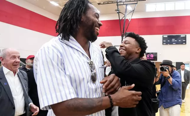 羅利（右）於2026年7月7日周二在多倫多舉行記者會後，與李安納（Kawhi Leonard）交談。羅利在記者會上簽署一日合約，以多倫多速龍隊球員身份退役。(美聯社圖片/Chris Young/The Canadian Press) AP圖片