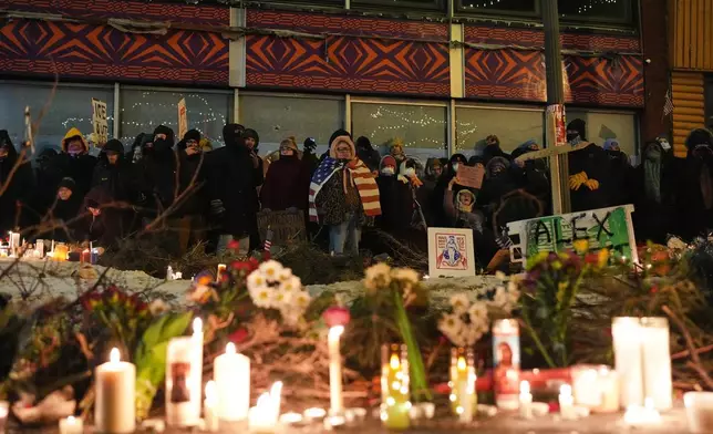 檔案圖片：2026年1月24日，人們聚集在明尼阿波利斯，為當天早些時候被美國邊境巡邏隊探員致命槍擊的37歲亞歷克斯·普雷蒂舉行守夜活動。(美聯社圖片/Adam Gray) AP圖片
