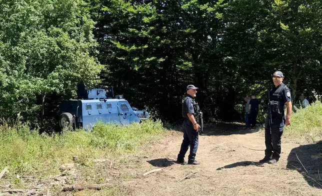 科索沃警員在卡盧德村附近一個亂葬崗的挖掘地點駐守。法醫團隊周三（2026年7月29日）已開始挖掘工作。(美聯社圖片/Florent Bajrami) AP圖片