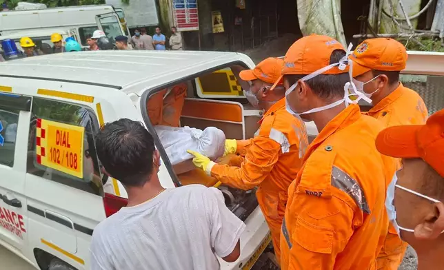 救援人員將一名遇難者遺體抬上救護車，地點是印度甘托克以西約40公里的薩馬爾東村，一個水力發電項目興建中隧道的入口外。攝於2026年7月21日周二。(美聯社圖片) AP圖片