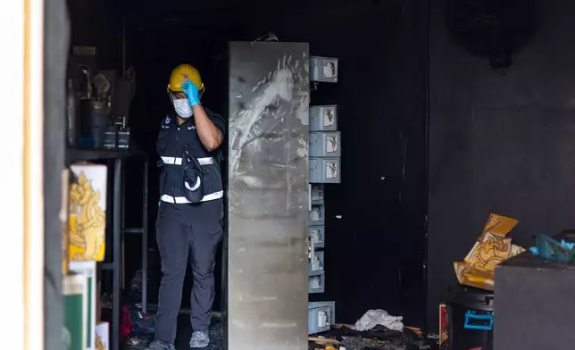 2026年7月14日周二，一名泰國法證警察在泰國曼谷榮啤酒娜拉普勞酒吧檢查後門。(美聯社圖片/Anton L. Delgado) AP圖片