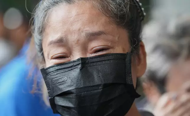 泰國曼谷一間啤酒廳發生火災後，一名遇難者家屬於周一在法醫警察醫院接受採訪時哭泣。(美聯社圖片/Sakchai Lalit) AP圖片