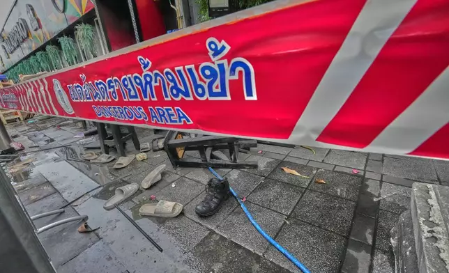 泰國曼谷一間酒吧發生火災後，鞋子於周一散落在酒吧門前。(美聯社圖片/Sakchai Lalit) AP圖片