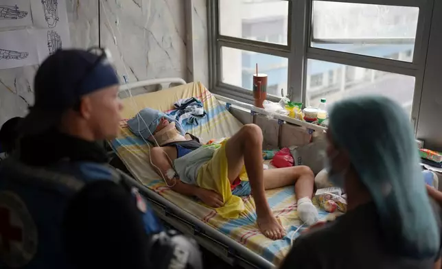 16歲的法布里西奧·古鐵雷斯在委內瑞拉加拉加斯佩雷斯卡雷尼奧醫院康復。他的腳因地震中其位於拉瓜伊拉的公寓大樓倒塌而受傷，需要截肢。攝於2026年7月4日周六。(美聯社圖片/Matias Delacroix) AP圖片